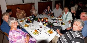 â€˜n Gesellige oomblik tydens HaS se Jaareindfunksie